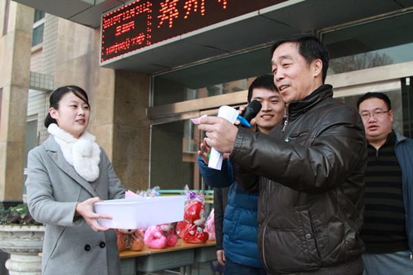 张书记抽取幸运教师.jpg