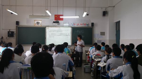 调整大小 刘贵宾老师在做讲解.jpg