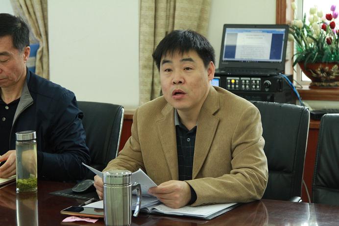纪委书记张帆带领大家集中学习.JPG
