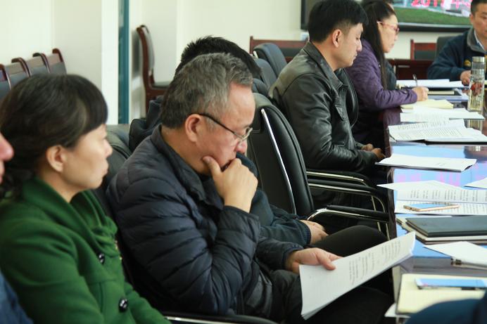 与会人员认真学习.JPG