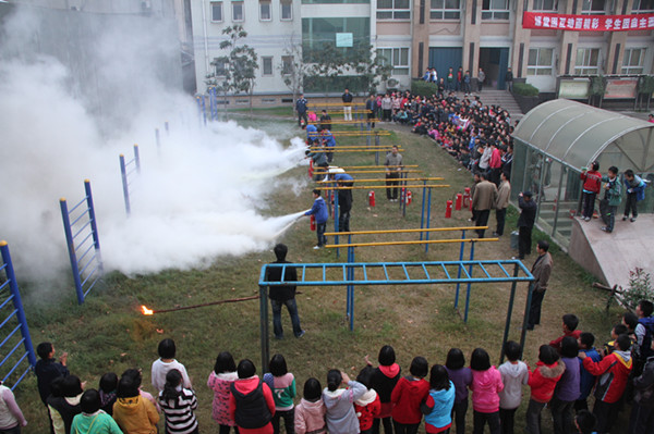 10.灭火器实战演练_副本.jpg