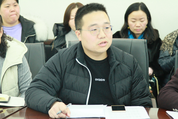 卢杰主持会议.jpg