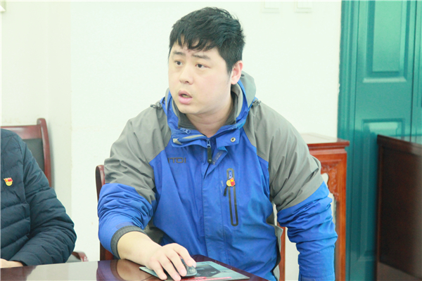 党委办公室主任陈世栋带头学习如何做好党建工作