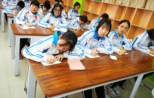 学生代表认真听会，谨慎投票_副本.jpg