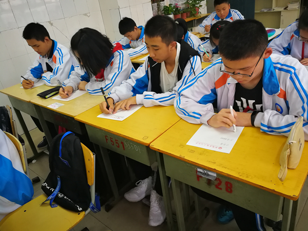 班级学生认真投票产生班级“最美教师”_副本.jpg