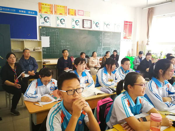 老师们和家长们一同听公开课.jpg