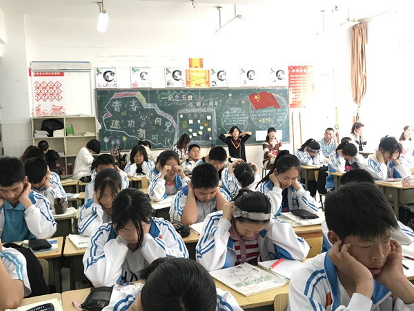 家长和孩子一同做眼保健操.jpg