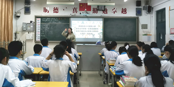 5马茹萍老师为年级学生会开第一次例会.jpg
