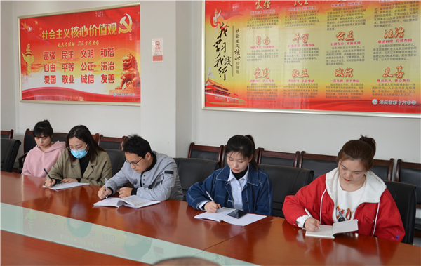 与会老师认真记录新闻宣传要点