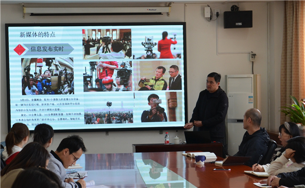 郑州市现代教育信息技术中心电子政务中心主任孙宏伟为与会人员授课
