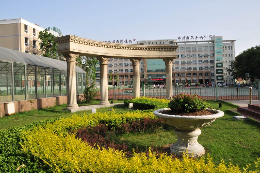 风景优美的校国旗广场.jpg