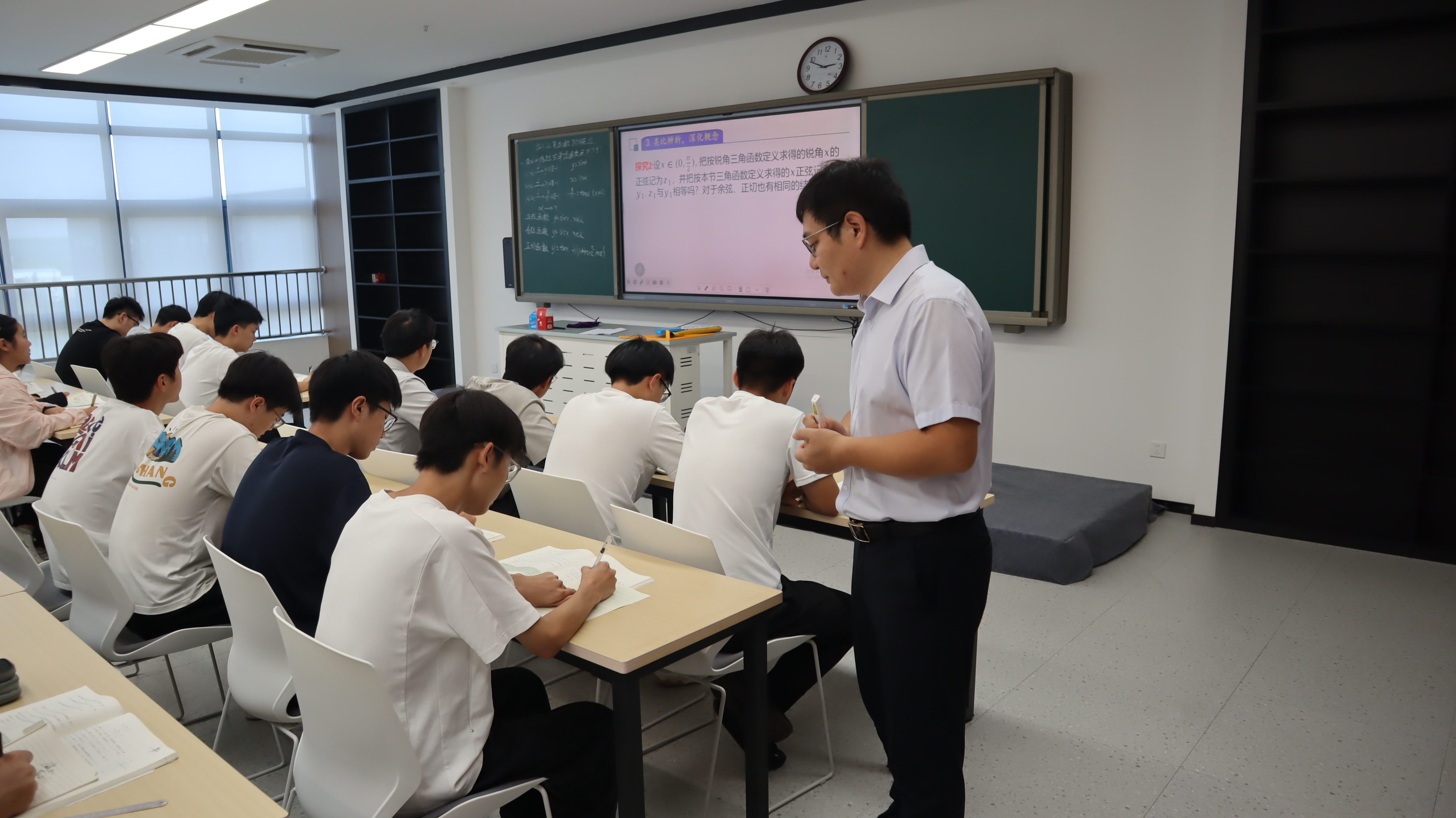 1789821886588889.jpg 4郑州市第十六高级中学侯英杰老师与学生互动2.jpg
